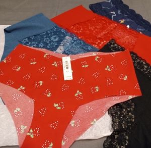NWT 💖 VS 🎄Holiday Panties 🎄